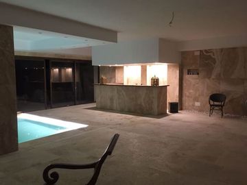 Sara Mármol reforma piscina con mármol 